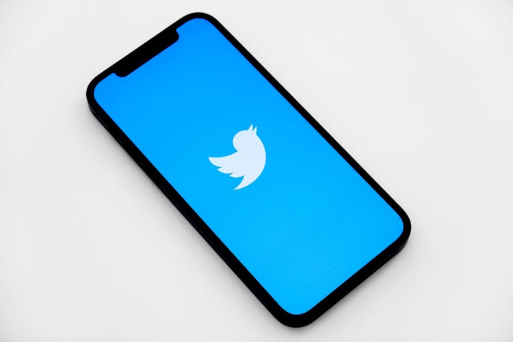 10 Unique Benefits of Twitter for Your Business (Updated April 2024)